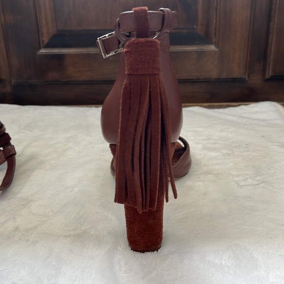 White House Black Market brown suede heels w/removable tassel - Picture 2 of 5